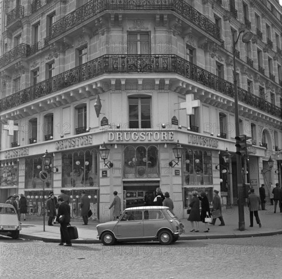 Pariser Bilder [The street life of Paris]  Drugstore in Saint-Germain-des-prés Annotation: District in the sixth and seventh arrondissement of Paris, traditionally populated by artists, students and intellectuals Date: 1965 Location: France, Paris Keywords: drugstores, facades, street images Institution name: Saint-Germain des Prés