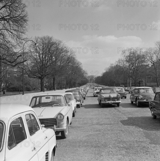 Pariser Bilder [Paris Street Life]  Parked cars along Avenue Foch Date: 1965 Location: France, Paris Keywords: cars, parking spaces, street images