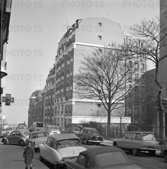 Pariser Bilder [The street life of Paris]  Parked cars on the street Date: 1965 Location: France, Paris Keywords: cars, street images