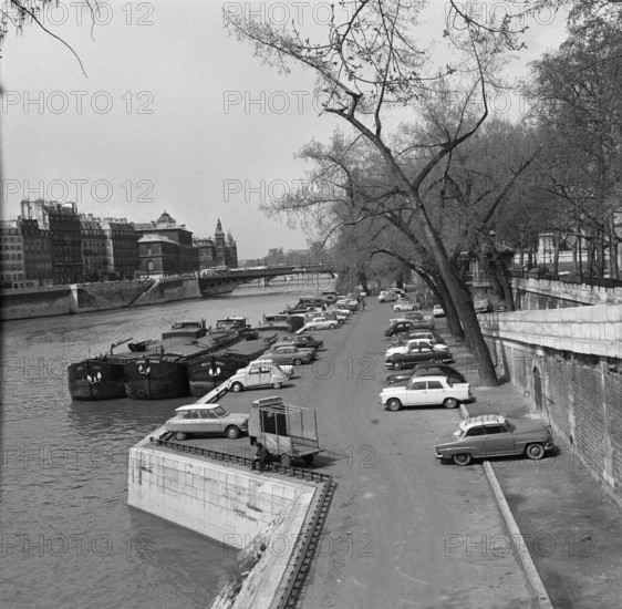 Pariser Bilder [The street life of Paris]  Parked cars on the quays along the Seine Date: 1965 Location: France, Paris Keywords: cars, rivers
