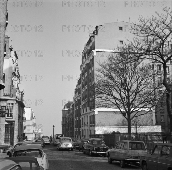 Pariser Bilder [The street life of Paris]  Parked cars on the street Date: 1965 Location: France, Paris Keywords: cars, street images