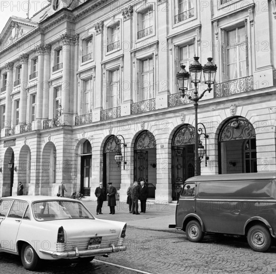 Pariser Bilder [The street life of Paris]  Men talking in front of the entrance of Hôtel Ritz at the Place Vendôme Date: 1965 Location: France, Paris Keywords: buildings, hotels, street sculptures