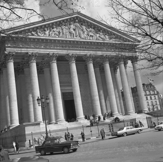 Pariser Bilder [Paris Street Life]  L'Ãglise de la Madeleine Date: 1965 Location: France, Paris Keywords: churches, monuments, street sculptures