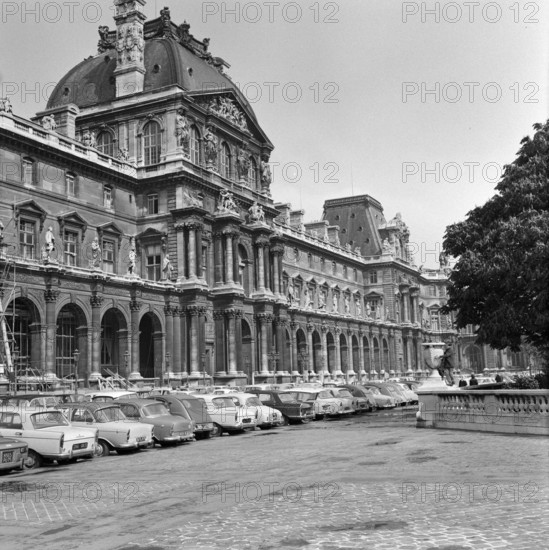 Pariser Bilder [The street life of Paris]  Sully wing of the Musée du Louvre Date: 1965 Location: France, Paris Keywords: museums, parking Institution name: Louvre