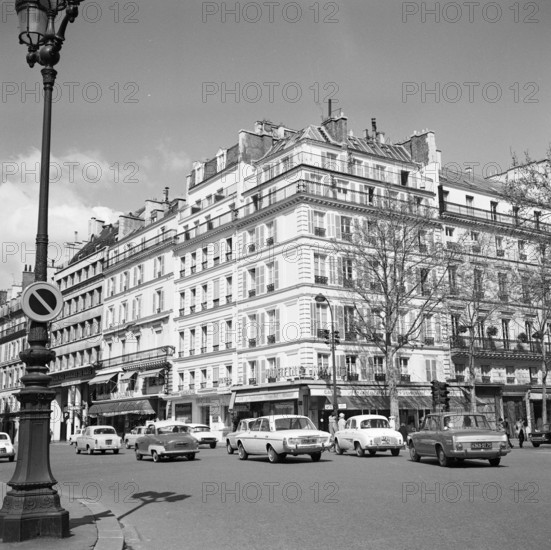 Pariser Bilder [The street life of Paris]  Traffic on Rue Tronchet Date: 1965 Location: France, Paris Keywords: cars, buildings, street images, traffic