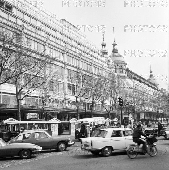 Pariser Bilder [The street life of Paris]  Department stores Printemps and Lafayette on Boulevard Hausmann Date: 1965 Location: France, Paris Keywords: cars, buildings, street statues, department stores