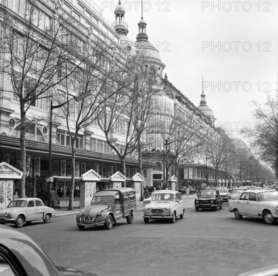 Pariser Bilder [The street life of Paris]  Department stores Printemps and Lafayette on Boulevard Hausmann Date: 1965 Location: France, Paris Keywords: cars, buildings, street statues, department stores