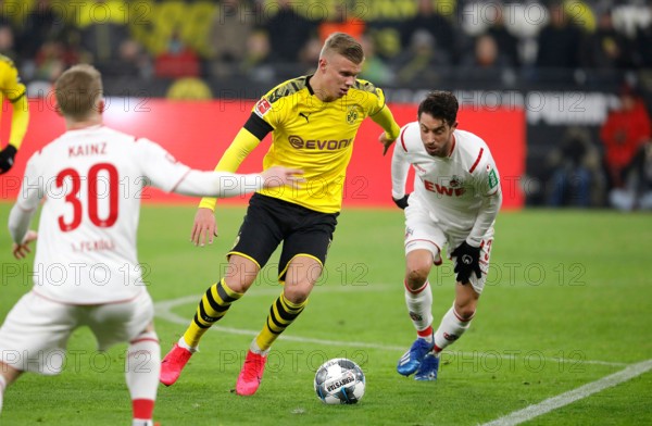 Erling Braut Haaland of Borussia Dortmund (M) fights for the ball