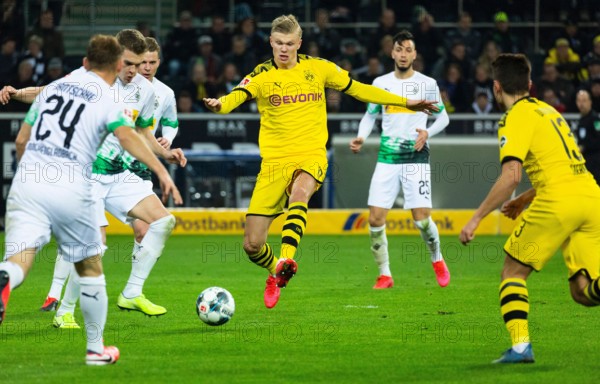 sports, football, Bundesliga, 2019/2020, Borussia Moenchengladbach vs. BVB Borussia Dortmund 1-2, Stadium Borussia Park, scene of the match, f.l.t.r. Tony Jantschke (MG), Matthias Ginter (MG), Nico Elvedi (MG), Erling Haaland (BVB), Rami Bensebaini (MG), Raphael Guerreiro (BVB), DFL REGULATIONS PROHIBIT ANY USE OF PHOTOGRAPHS AS IMAGE SEQUENCES AND/OR QUASI-VIDEO