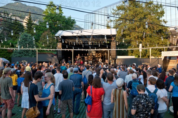 Switzerland, Vaud, Waadt, Montreux, ville, Stadt, city, Montreux Jazz Festival, personnes, Leute, people, concert, Konzert