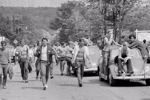 1960s AUGUST 1969 TEENS WALKING AND ON VW BEETLES CARS ON THEIR WAY TO WOODSTOCK FESTIVAL BETHEL NEW YORK STATE USA - j12742 HAR001 HARS PERSONS INSPIRATION FESTIVAL MALES TEENAGE BOY WAY ENTERTAINMENT NY TRANSPORTATION B&W SUMMERTIME FREEDOM ADVENTURE WOODSTOCK AND EXCITEMENT VOLKSWAGEN CONNECTION CONCEPTUAL NEW YORK ESCAPE TEENAGED BEETLES VW 1969 JUVENILES SEASON YOUNG ADULT MAN AUGUST BLACK AND WHITE CAUCASIAN ETHNICITY HAR001 OLD FASHIONED
