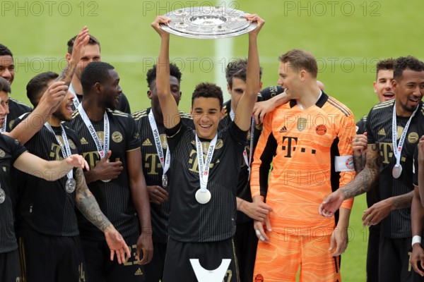 Jamal Musiala FC Bayern MŸnchen  mit Meisterschale  Siegerehrung: Meisterfeier mit der Uebergabe der Meisterschale an das Team FC Bayern Muenchen - Deutscher Meister 2021. FC Bayern Muenchen - FC Augsburg  Alllianz  Arena  22.5.2021  34. Spieltag Fussball Bundesliga Saison  2020 / 2021      © diebilderwelt / Alamy Stock