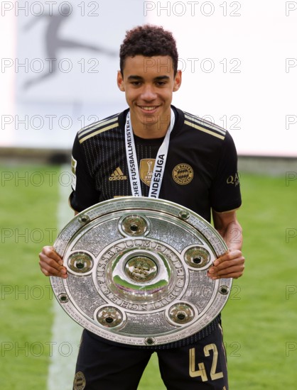 Jamal Musiala FC Bayern MŸnchen   mit Meisterschale  FC Bayern Muenchen - FC Augsburg  Alllianz  Arena  22.5.2021  34. Spieltag Fussball Bundesliga Saison  2020 / 2021      © diebilderwelt / Alamy Stock
