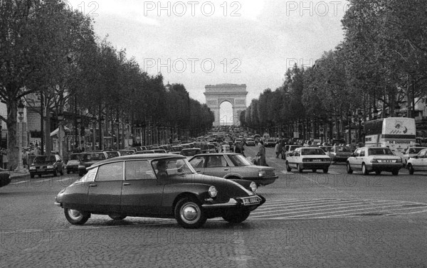 1964 CITROEN DS19 driving in Paris France
