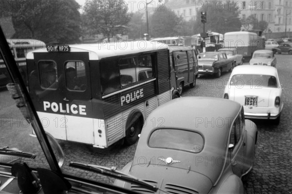 Strassenverkehr in Paris, 1962. Street traffic in Paris, 1962.