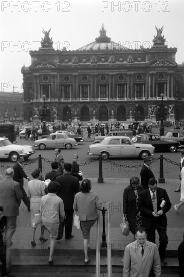 Fußgänger betreten und verlassen die Metrostation an der Pariser Oper, 1962. Pedestrians entering and leaving the metro station at the Paris Opera, 1962.