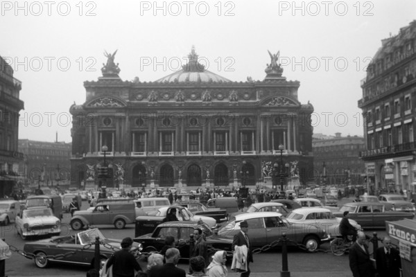 Straßenverkehr vor der Pariser Oper, 1962. Street traffic in front of the Paris Opera, 1962.