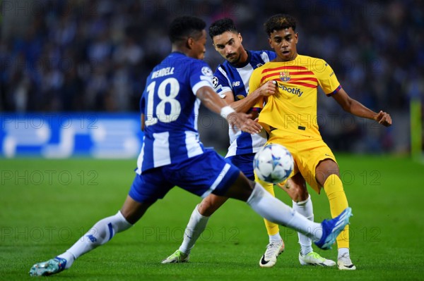 Porto, Portugal. 04th Oct, 2023. Dragao Stadium, Champions League 2023/2024, FC Porto versus FC Barcelona; Stephen Eustaquio of FC Porto battles for possession ball with Lamine Yamal of FC Barcelona, during the UEFA Champions League 2023/2024 Group H match between Fc Porto and FC Barcelona at Dragao Stadium in Porto on October 04. Photo: Daniel Castro/DiaEsportivo/Alamy Live News Credit: DiaEsportivo/Alamy Live News