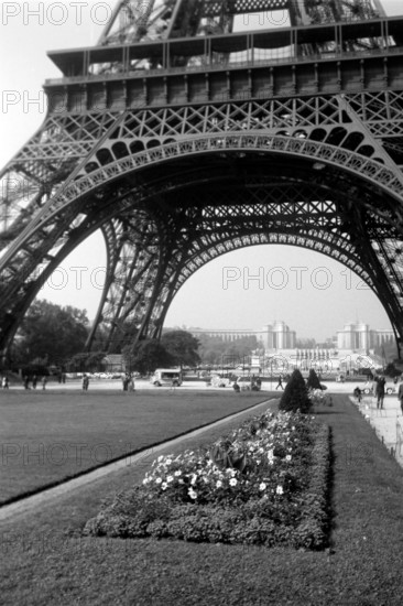 Der Fuß des Eiffelturms, im Hintergrund die Jardins du Trocadéro, Paris 1962. The foot of the Eiffel Tower, in the background the Jardins du Trocadéro, Paris 1962.