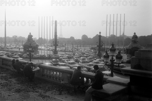 Straßenverkehr an der Place de la Concorde in Paris, im Hintergrund der Obelisk und der Eiffelturm, 1962.Road traffic at the Place de la Concorde in Paris, in the background the Obelisk and the Eiffel Tower, 1962.