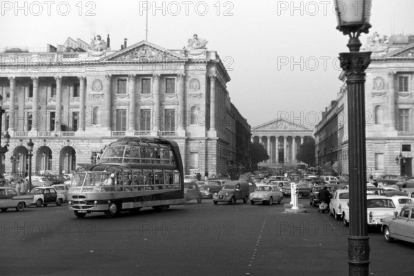 Ein Panoramabus an der Place de la Concorde, links das Hotel de Crillon, rechts das Hotel de la Marine, im Hintergrund die Madeleine, eine Pfarrkirche im klassizistischen Stil, Paris 1962. A panoramic bus at the Place de la Concorde, on the left the Hotel de Crillon, on the right the Hotel de la Marine, in the background the Madeleine, a parish church in neoclassical style, Paris 1962.