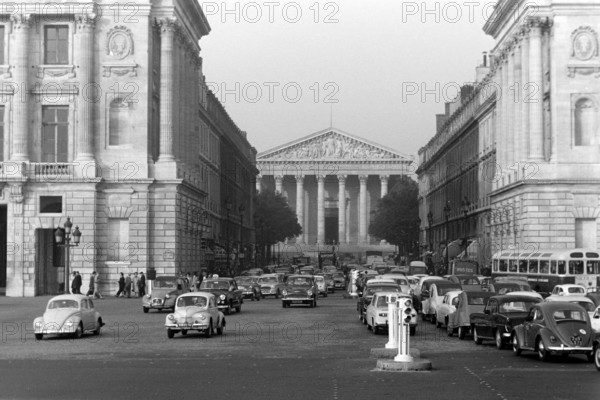 Der Straßenverkehr an der Place de la Concorde, links das Hotel de Crillon, rechts das Hotel de La Marine, in der Mitte die Madeleine, eine Pfarrkirche im klassizistischen Stil, Paris 1962. The street traffic at the Place de la Concorde, on the left the Hotel de Crillon, on the right the Hotel de La Marine, in the center the Madeleine, a parish church in neoclassical style, Paris 1962.