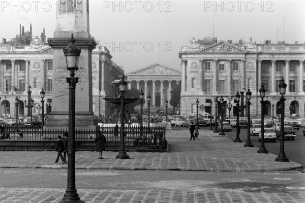 Die Place de la Concorde in Paris, links der Fuß des Obelisken mit Hieroglyphen und das Hotel de Crillon, rechts das Hotel de la Marine, im Hintergrund erkennbar die Madeleine, eine Pfarrkirche im klassizistischen Stil, Paris 1962. The Place de la Concorde in Paris, on the left the foot of the obelisk with hieroglyphics and the Hotel de Crillon, on the right the Hotel de la Marine, in the background recognizable the Madeleine, a parish church in classicist style, Paris 1962.