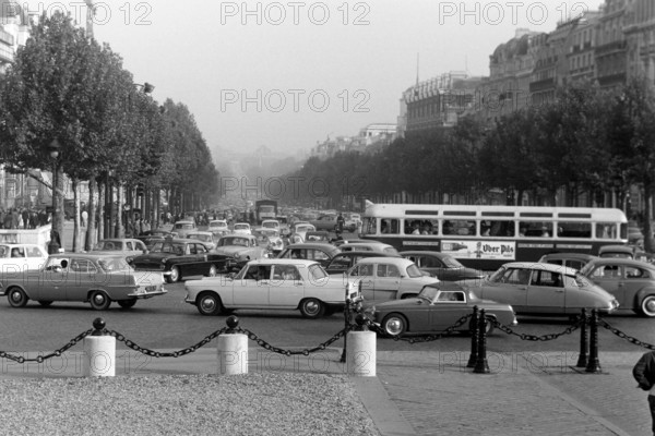 Der Straßenverkehr am Arc de Triomphe, Blickrichtung Champs-Elysées, Paris 1962. The traffic at the Arc de Triomphe, view down the Champs-Elysées, Paris 1962.