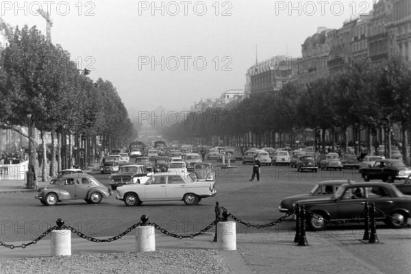 Der Straßenverkehr am Arc de Triomphe, Blickrichtung Champs-Elysées, Paris 1962. The traffic at the Arc de Triomphe, view down the Champs-Elysées, Paris 1962.