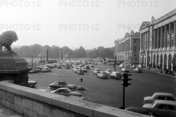 Blick auf den Straßenverkehr an der Place de la Concorde, links das Hotel de Crillon, rechts das Hotel de La Marine, Paris 1962. View of street traffic at Place de la Concorde, Hotel de Crillon on the left, Hotel de La Marine on the right, Paris 1962.