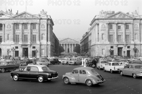 Der Straßenverkehr an der Place de la Concorde, links das Hotel de Crillon, rechts das Hotel de La Marine, in der Mitte die Madeleine, eine Pfarrkirche im klassizistischen Stil, Paris 1962. The street traffic at the Place de la Concorde, on the left the Hotel de Crillon, on the right the Hotel de La Marine, in the center the Madeleine, a parish church in neoclassical style, Paris 1962.