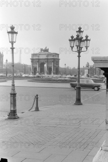Der Triumphbogen am Carrousel du Louvre, Paris 1965. The Arc de Triomphe at the Carrousel du Louvre, Paris 1965.