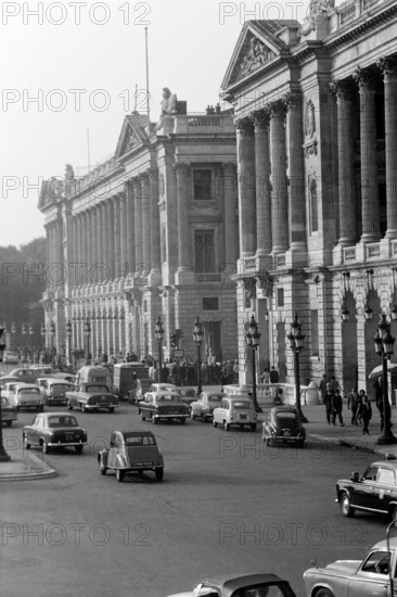 Blick auf den Straßenverkehr an der Place de la Concorde, links das Hotel de Crillon, rechts das Hotel de La Marine, Paris 1962. View of street traffic at Place de la Concorde, Hotel de Crillon on the left, Hotel de La Marine on the right, Paris 1962.