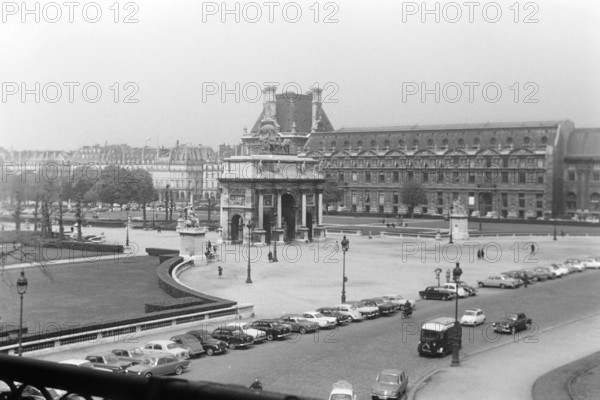 Der Triumphbogen am Carrousel du Louvre, Paris 1965. The Arc de Triomphe at the Carrousel du Louvre, Paris 1965.