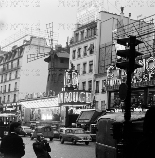 Das Moulin Rouge an der Place Blanche in Pigalle, dem Vergnügungsviertel von Paris, 1962. The Moulin Rouge at Place Blanche in Pigalle, the entertainment district of Paris, 1962.