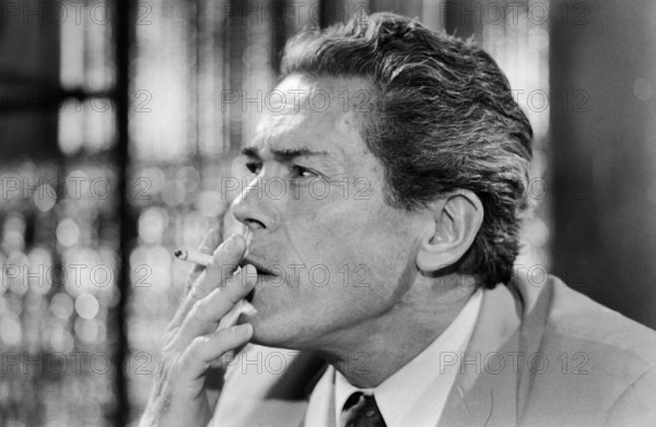 Jacques Monod im Halbprofil mit Zigarette in der Hand. Der französische Biologe und Nobelpreisträger wirkt nachdenklich und zugleich präsent in dieser  Aufnahme aus den frühen 1970er-Jahren.