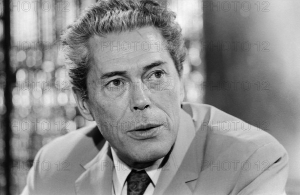 Porträt des französischen Molekularbiologen Jacques Monod im Anzug mit Krawatte. Die Aufnahme aus den frühen 1970er-Jahren zeigt den Nobelpreisträger mit aufmerksamem Blick.