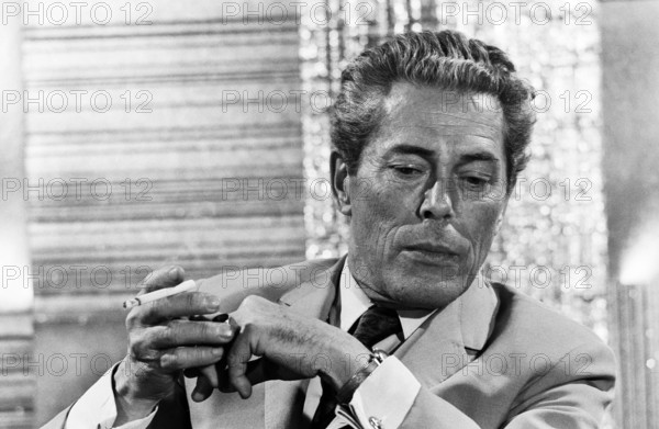 Jacques Monod, französischer Biochemiker und Nobelpreisträger, im Halbprofil mit ernster Miene und Zigarette in der Hand. Die Aufnahme entstand in den frühen 1970er-Jahren