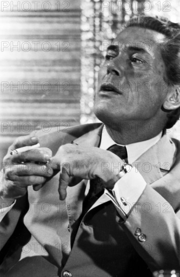 Der französische Molekularbiologe Jacques Monod im Gespräch, mit Zigarette in der Hand. Die Aufnahme aus den frühen 1970er-Jahren zeigt den Nobelpreisträger in konzentrierter Haltung