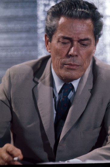 Der Schriftsteller Jacques Monod in einer Porträtaufnahme. Er trägt einen Anzug und eine Krawatte. 1971