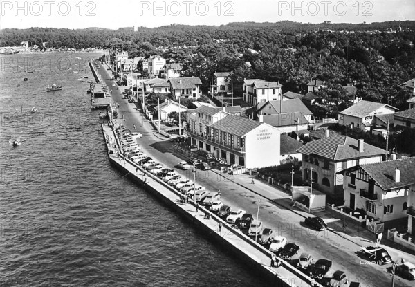 This aerial view of Capbreton port, taken circa 1960, shows the area before the extensive works of the 1970s. The photograph provides insight into the original structure of the port before modernization.