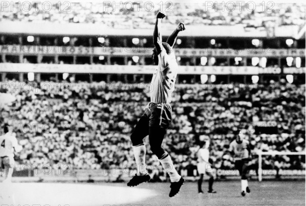 May 31, 1970 - Mexico City, Mexico - Brazilian soccer player EDSON NASCIMENTO 'PELE' playing in the World Cup against Mexico.(Credit Image: © KEYSTONE Pictures USA/ZUMAPRESS.com)