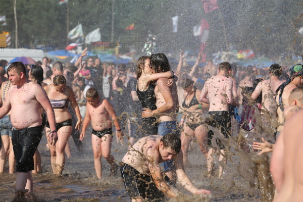 Küstrin an der Oder, Poland. 01st Aug, 2015. A reveler enjoys the mud fights at the Przystanek Woodstock Festival 2015 held in Küstrin. Hundreds of thousands of attendees enjoy one of Europe's largest non-commercial open-air events, the Woodstock Stop Festival Open Air music festival in Kostrzyn. Credit:  Simone Kuhlmey/Pacific Press/Alamy Live News
