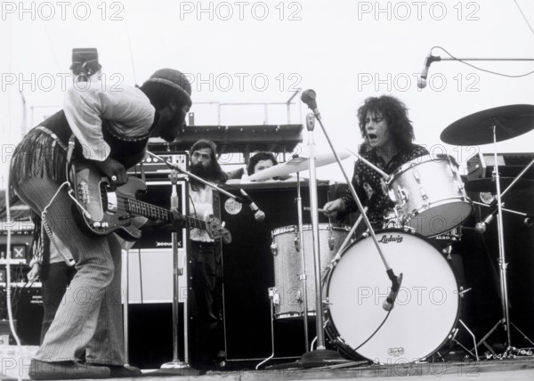 WOODSTOCK USA 1969/1970 Michael Wadleigh Film chronicle of the legendary 1969 three-days-music festival 'Woodstock' image: guitarist FREDDY STONE and drummer GREG ERRICO - Sly and The Family Stone Regie: Michael Wadleigh