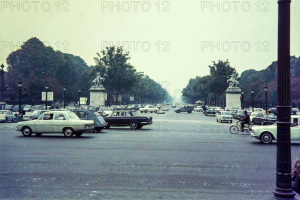 A view of Paris roads taken in July 1971, showing many cars of the time.