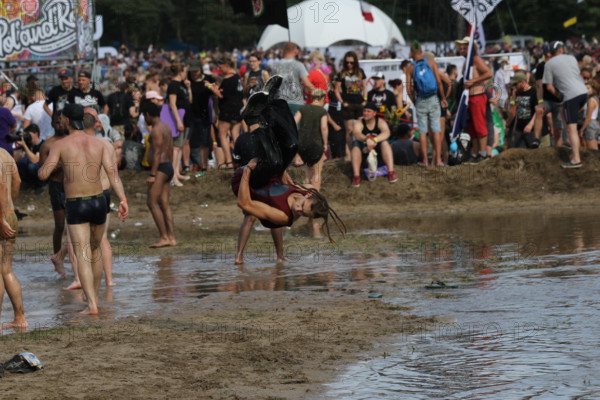Kostrzyn, Polen, 1 August 2019, Young people in the mud.25. Pol'and'Rock Festival is the biggest non-commercial festival in Europe. This year the festival will take place on 1-3 August in the town of Kostrzyn nad Odra in western Poland.