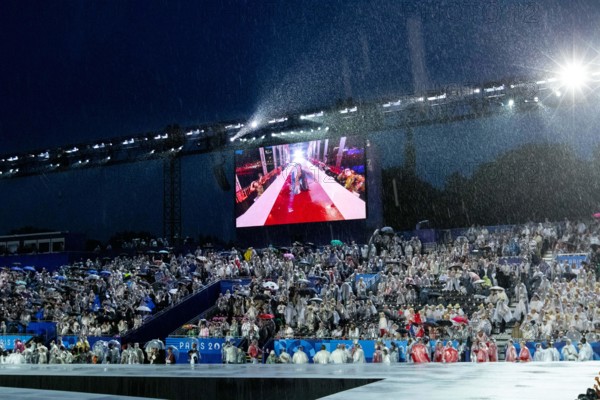 Zuschauer / Ehrengaeste im Regen im Regenponcho, FRA, Olympische Spiele Paris 2024, Eroeffnungsfeier, Opening Ceremony, 26.07.2024  Foto: Eibner-Pressefoto/Roger Buerke