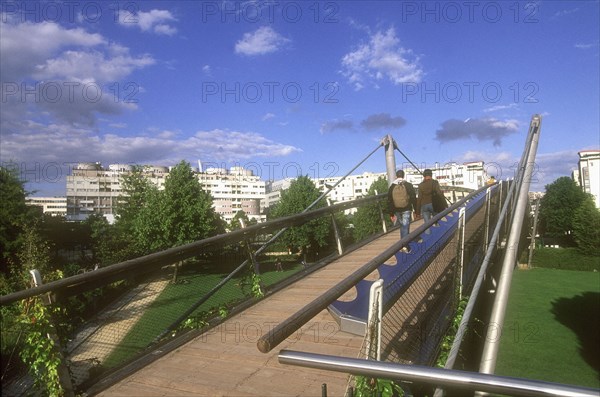 Passerelle au-dessus du jardin de Reuilly à Paris