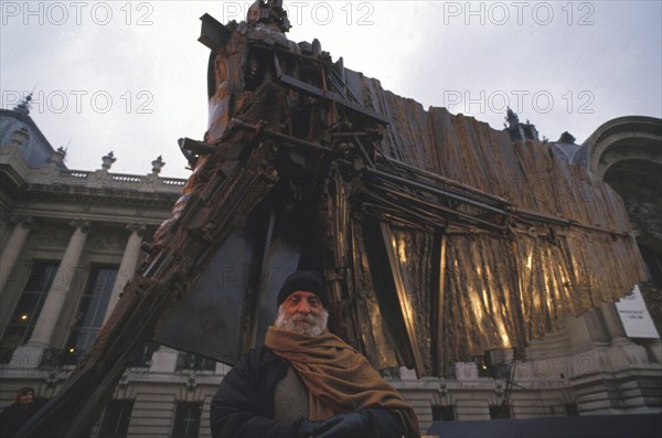 César devant sa sculpture "L'homme qui marche", au Grand Palais à Paris