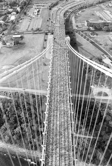 Les coureurs du marathon de New York sur le pont Verrazano